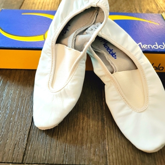 NIB LA Mendola Gymansatic Shoes 13 - Picture 1 of 6
